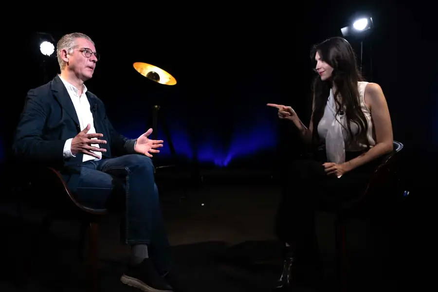 Deux intervenants en échange sur le plateau