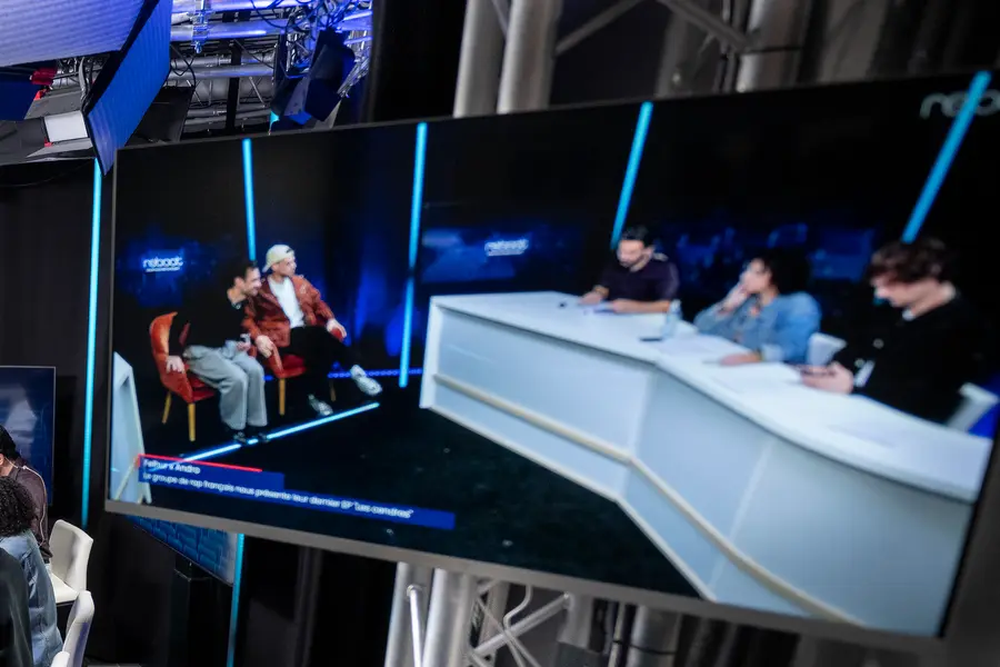 Écran de régie diffusant le plateau en direct