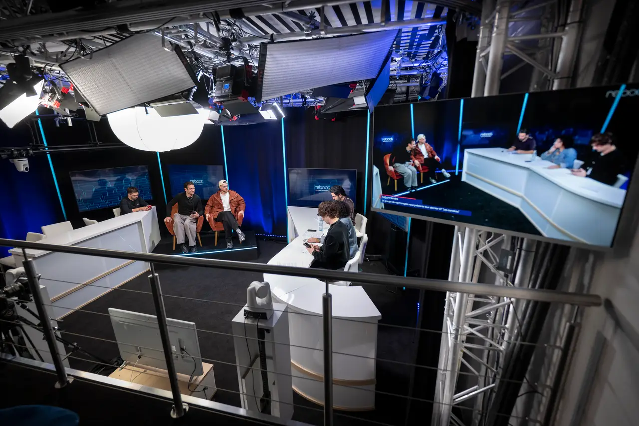 Vue large du plateau du Studio Lincoln, structure d'éclairage et décor en place